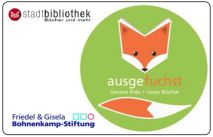 „Ausgefuchst“ ist ein spielerisches Leseförderprojekt, das durch die Friedel & Gisela Bohnenkamp-Stiftung gefördert und von Ehrenamtlichen durchgeführt wird. Das Ziel dieses Projekts ist es, Kindern die Freude am Lesen zu vermitteln, ihre Fantasie und Kreativität zu fördern, die Lesefertigkeit und das sinnentnehmende Lesen zu trainieren. Dafür wird jeder zweiten Klasse ein Team aus Ehrenamtlichen zugeteilt, das einmal pro Woche über ein Jahr lang eine spielerische Leseförderstunde mit den Schülerinnen und Schülern durchführen wird. Die Ehrenamtlichen wurden im Vorfeld von uns zur spielerischen Leseförderung von unserem Bibliothekspersonal geschult. Der reguläre Startzeitpunkt ist der Beginn des zweiten Schulhalbjahres, der 01.Februar 2023.